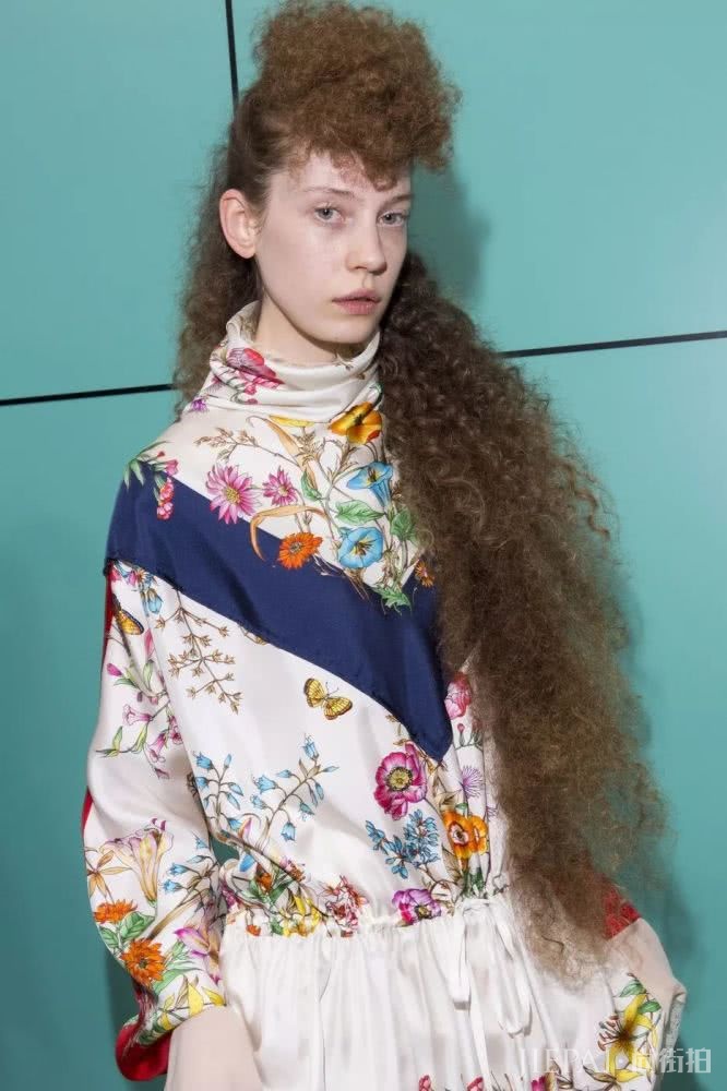 穿衣配丝巾,四两拨千斤 喜欢丝巾的同学来看看这份最全的丝巾搭配攻略吧