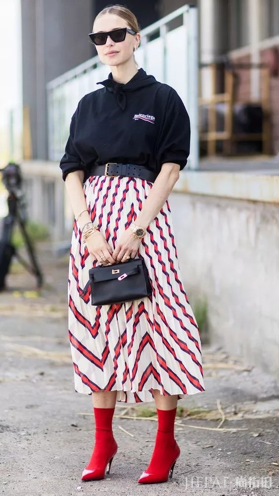 夏天的裙子不用浪费了，秋天这么穿也时髦好看？！