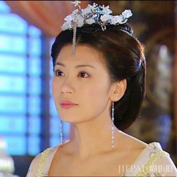 贾静雯参加活动未P图， 44岁的她被网友调侃幸福肥！