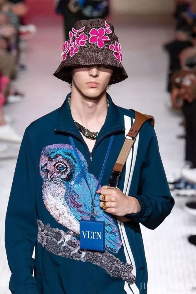 时尚圈的黑科技挂脖包你尝试过吗?