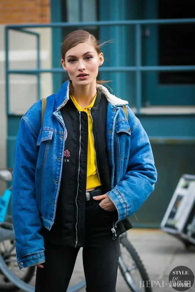 卫衣+牛仔裤=在2018秋冬街拍真的时髦炸了