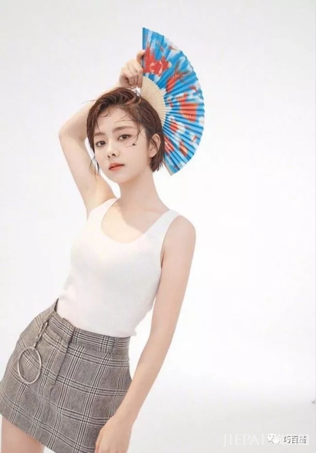 谭松韵衣日常造型简约又时尚，简直不要太美了