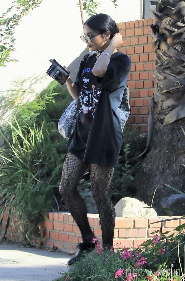 女星凡妮莎·哈金斯优雅现身洛杉矶街头，她的鞋底真是太高了