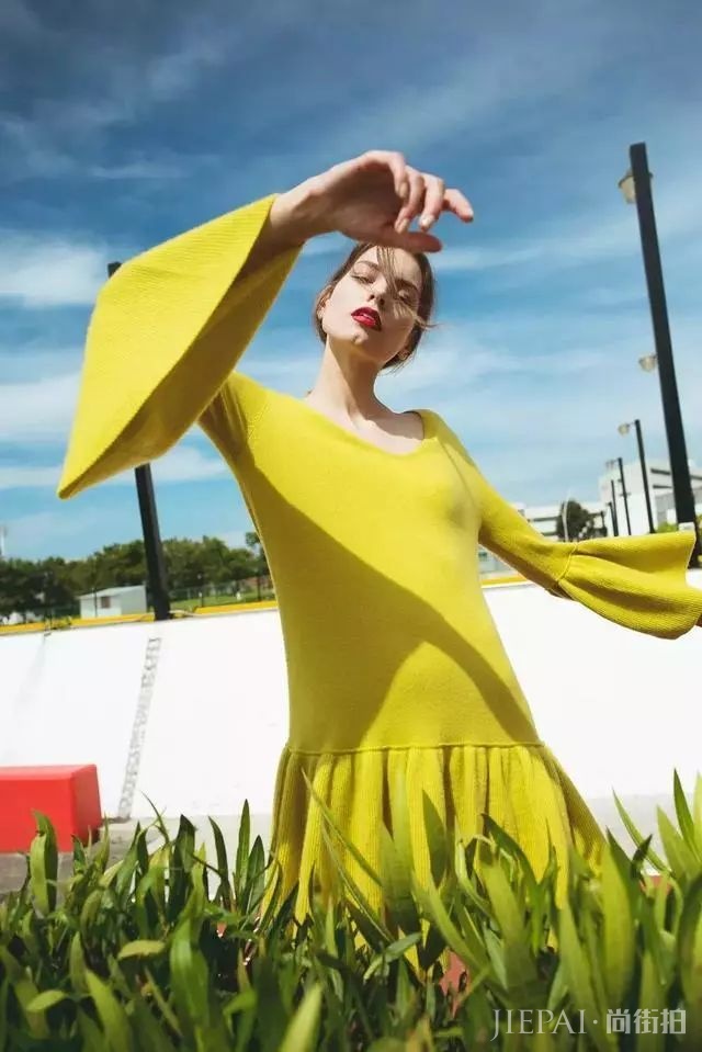 街头潮人告诉你 秋冬季度穿这6条裙子，美过一整年