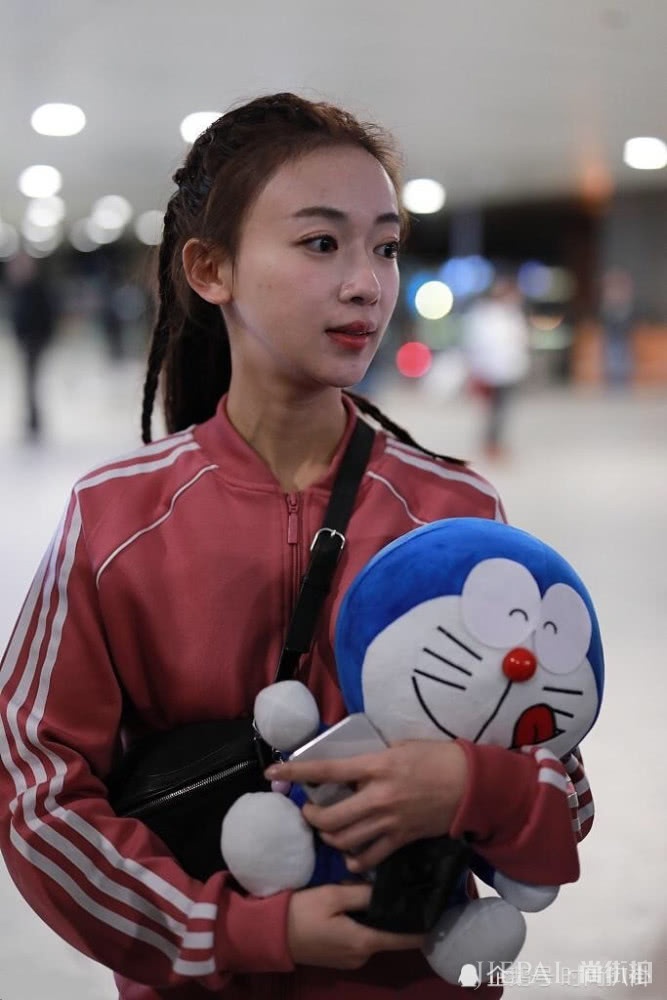 同样素颜，吴谨言同框陈乔恩，状态真的不一样