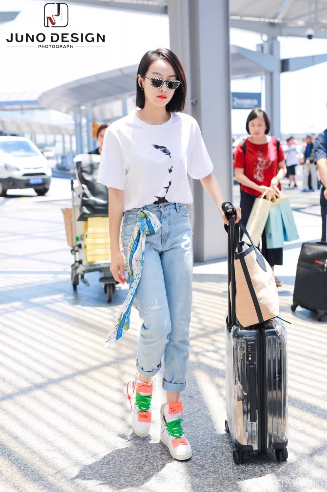 丝巾不知道怎么围时尚？早秋这样系让你搭出气质！！