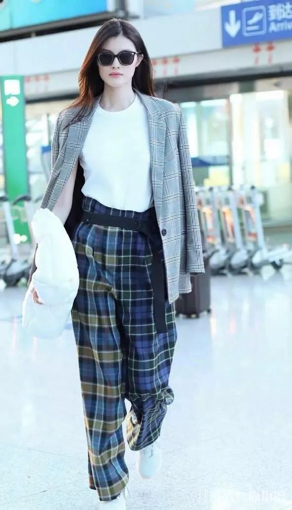 也就何穗这样的身材敢穿这件衣服了，不仅瘦还女人味十足！