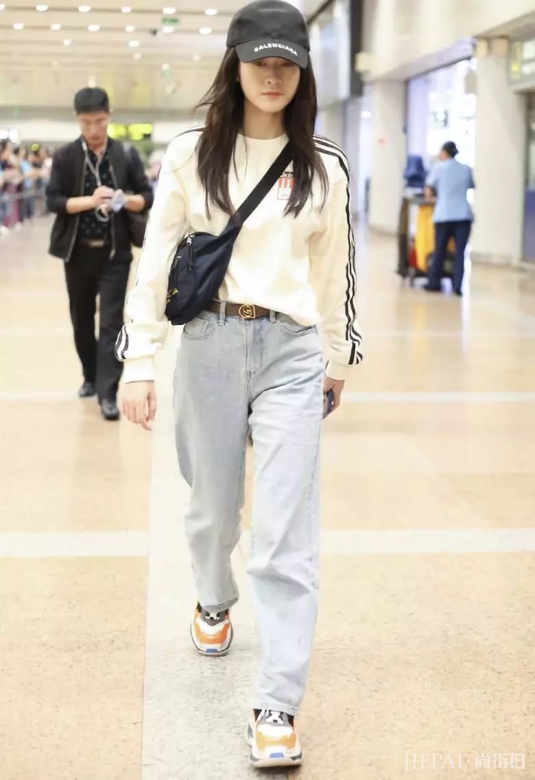 今年冬天流行卫衣+半裙穿火了,这身搭配满分