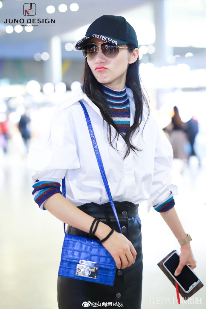 韩雪穿高领衫加衬衣，同时塞裙子还嫌宽松在机场提腰，是有多瘦？