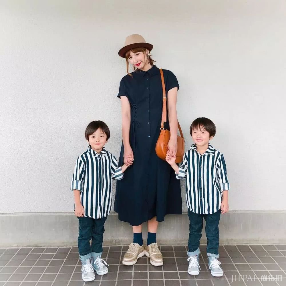 这位日本辣妈和双胞胎萌娃的亲子穿搭太有爱，引无数网友围观