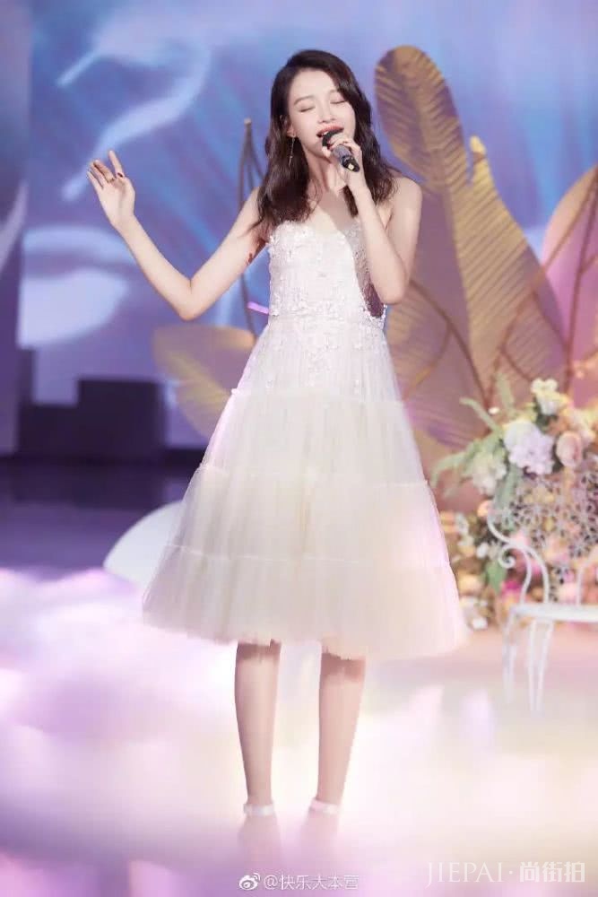 自带美白滤镜的时髦“怡”,去巴黎看秀也太甜了吧