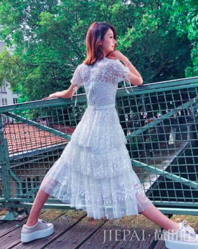 赵丽颖素颜晒婚戒，遮住了肚子，鼻子却暴露了一切