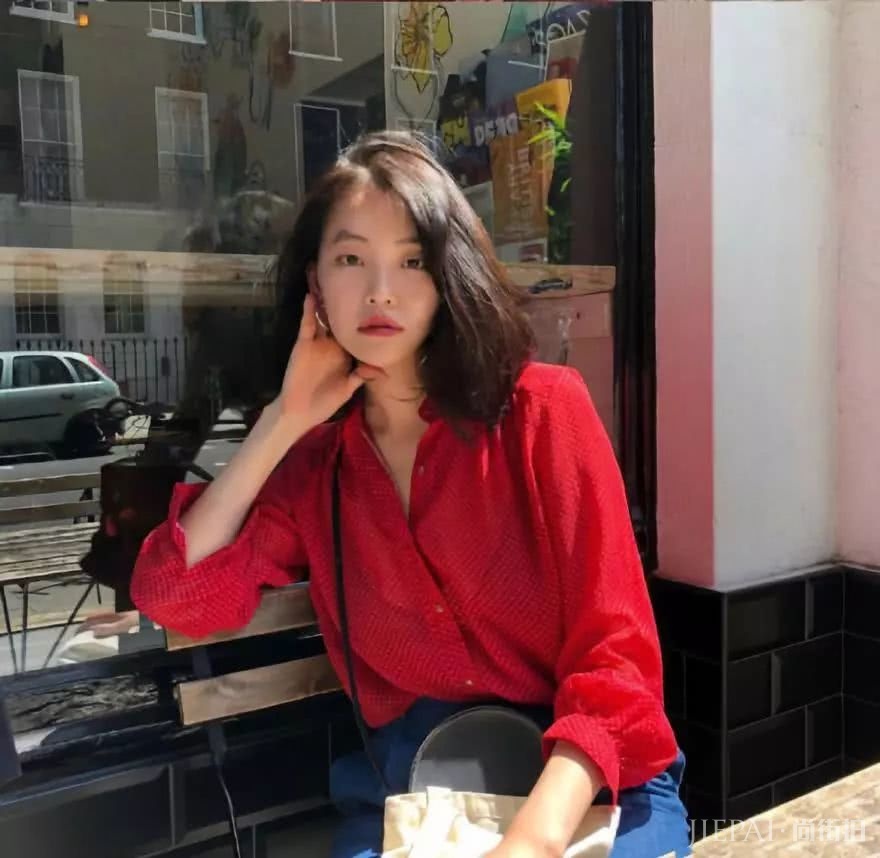 中性西装配偏分短发是绝配,复古风不好演绎,能撑起来的都是有颜值的小姐姐