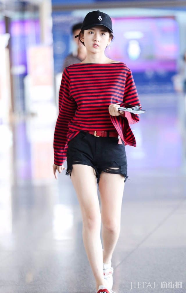 宋祖儿也会穿错衣，一件百搭款暴露了自己的身材缺陷！