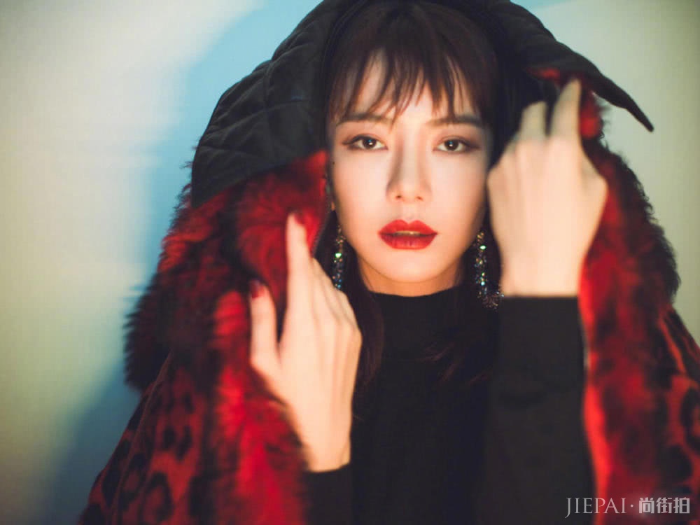 戚薇又耍帅，穿皮裤搭豹纹，还带个大耳环霸气十足！