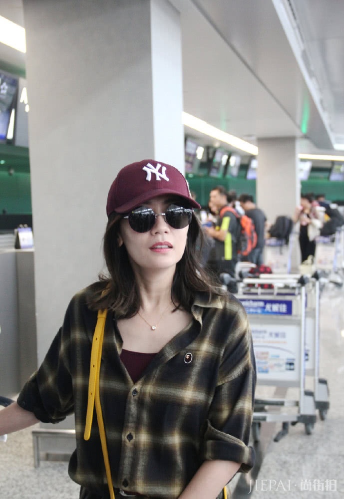 贾静雯气质好!红裙配油发也能穿出时尚大片感