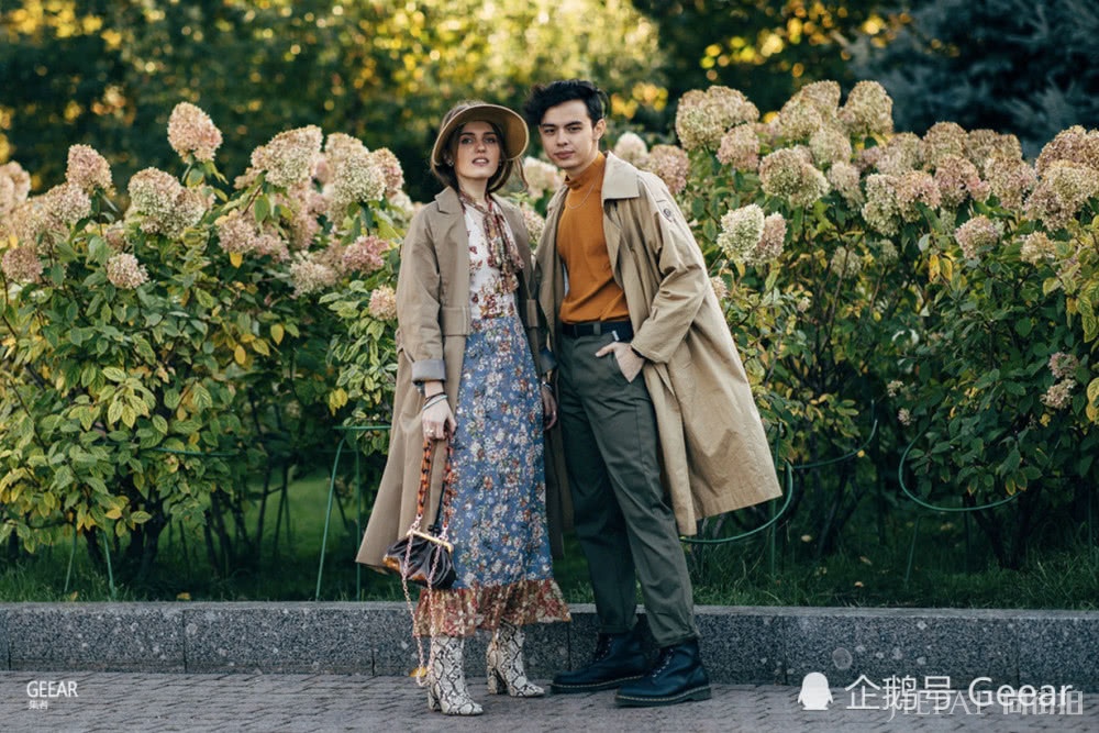 来自俄罗斯时装周的街拍搭配灵感！秋冬季的一抹亮色点缀