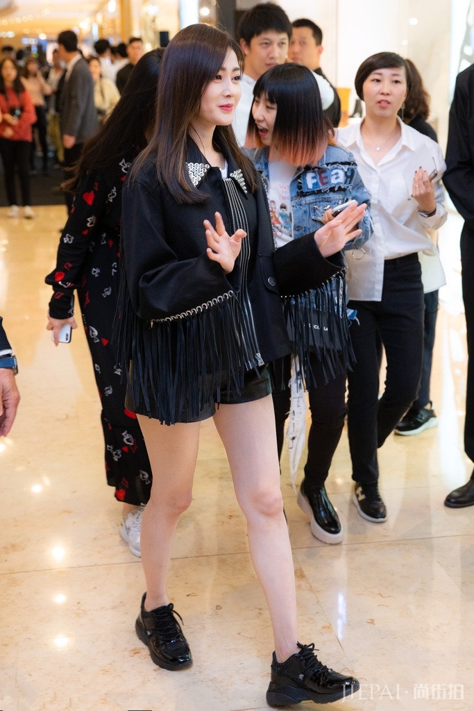 张天爱穿短裤现身，即使只穿双平底鞋，腿还是依然好看