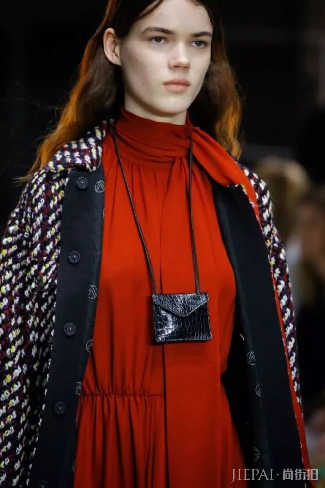 时尚圈的黑科技挂脖包你尝试过吗?