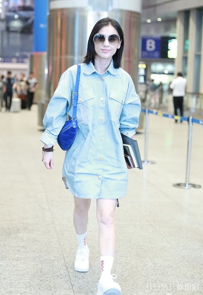 辣妈黄圣依机场街拍一件长款衬衫秀美腿，休闲又时髦