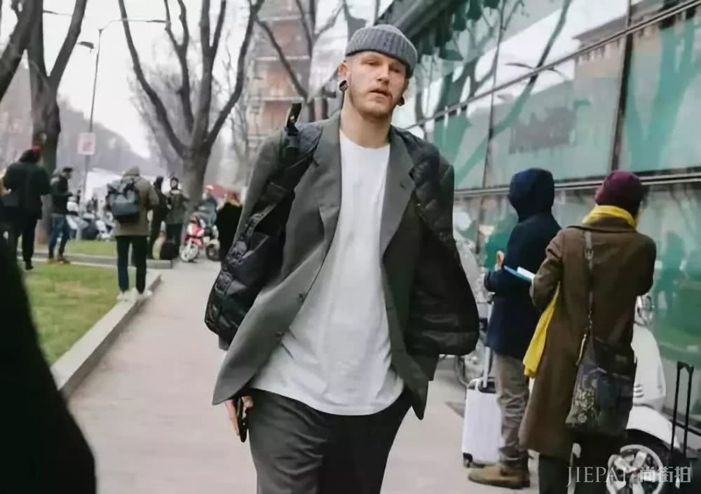 男人30岁穿西装才有范!但西装怎么穿有讲究,如果乱穿就会越穿越老