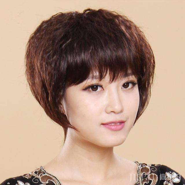 奔四女人不要扎过时发型了! 今年流行的这几款发型让你减龄又显气质