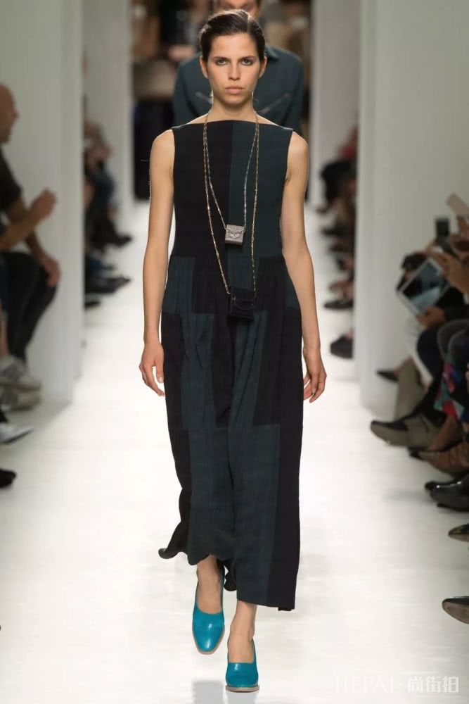 时尚圈的黑科技挂脖包你尝试过吗?