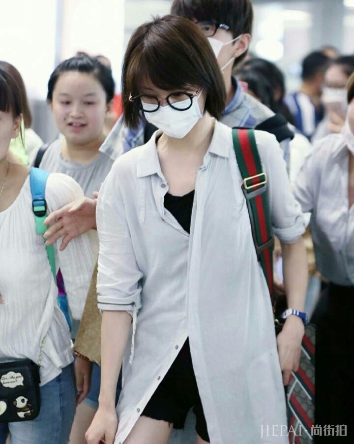 郑爽想突破自己尝试性感风格,没想到被她几万块的包抢镜了!