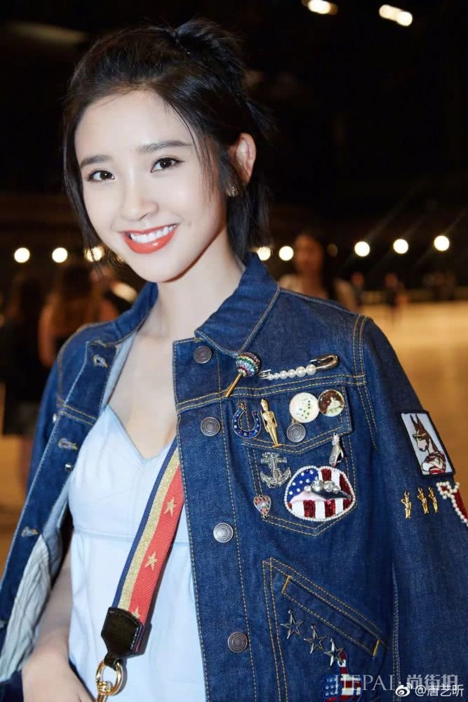 唐艺昕真会化妆 选唇色品味简直好的不要不要的