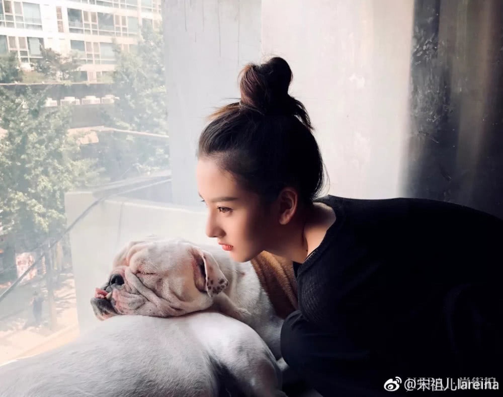 宋祖儿官宣剪刘海，少女发型太甜美啊