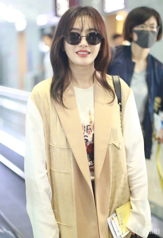 秦岚机场街拍 拼接风衣大步走却暴露腿部亮点