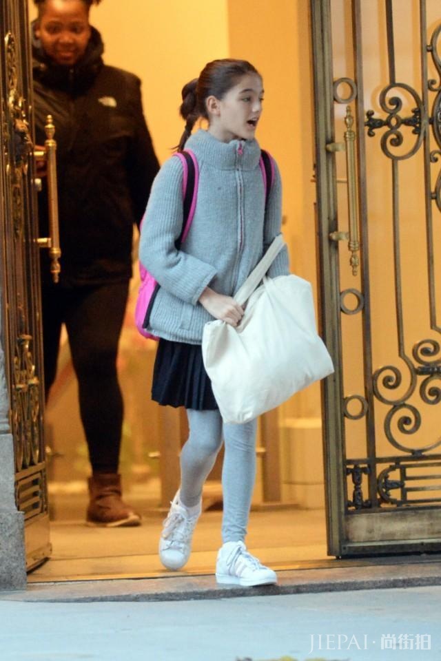 小苏瑞不穿粉色美回小时候，40岁阿汤嫂油头配风衣衣品一言难尽