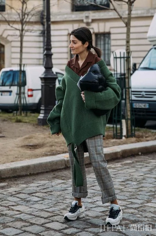 欧美街拍示范 针织衫和阔腿裤怎么搭气场十足