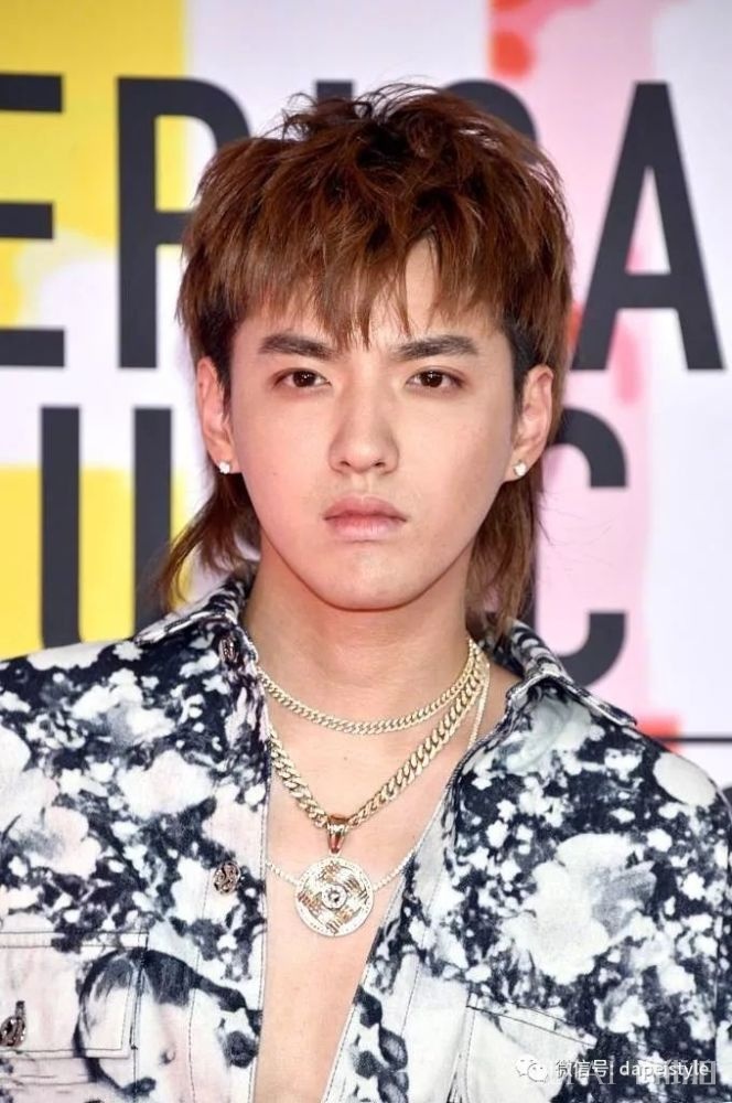 服装发型都不适合,被拍成“矮子乐”依然帅,吴亦凡是颜高没错了