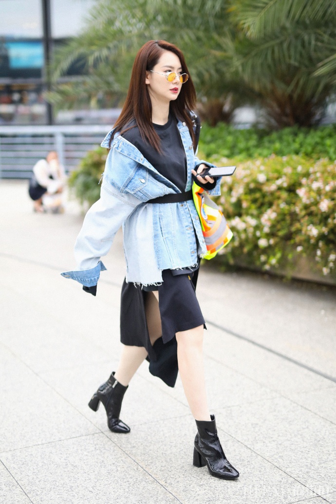 明星街拍 秋季潮流中牛仔外套谁先穿谁时髦