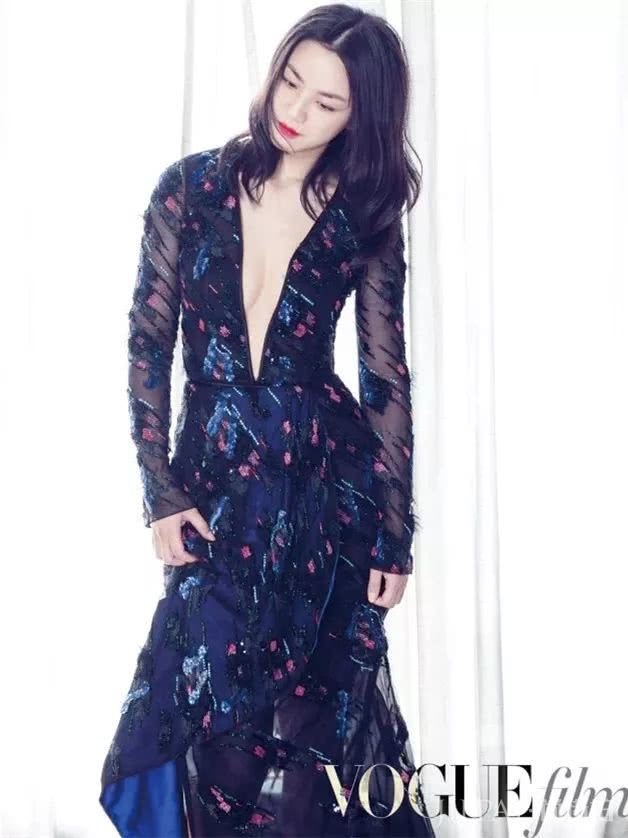 汤唯烈焰红唇配黑发 依然是那个气质女神