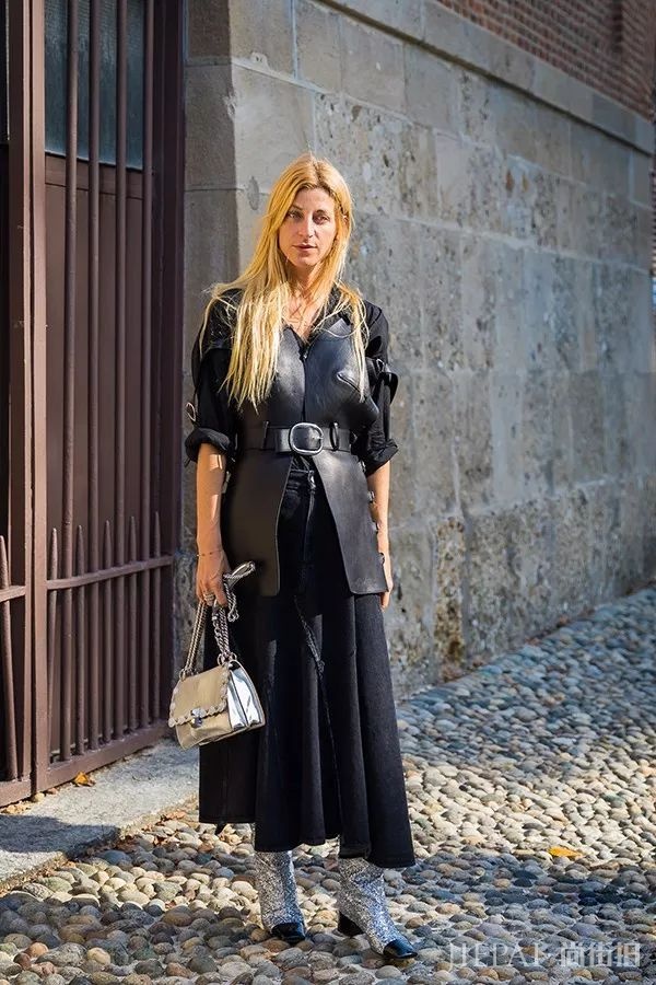 欧美街拍 街头潮人都喜欢上了这款“金银战靴”