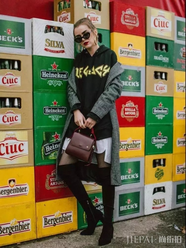 女生秋冬卫衣怎么穿好看？卫衣比高领衫减龄比衬衫实穿