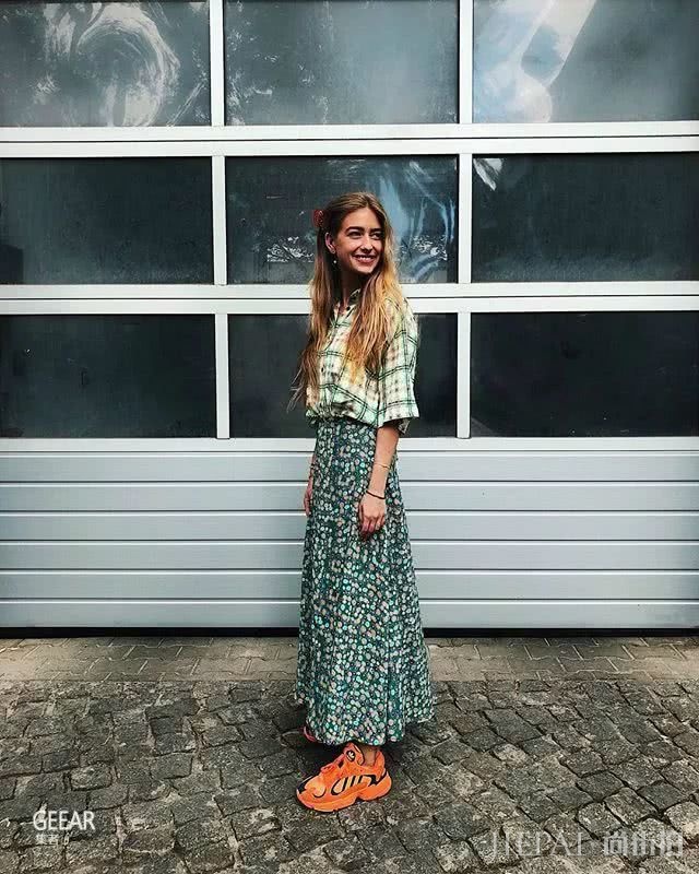 不知道用哪款鞋来搭配你的半身裙？来看看街拍女生们的示范吧