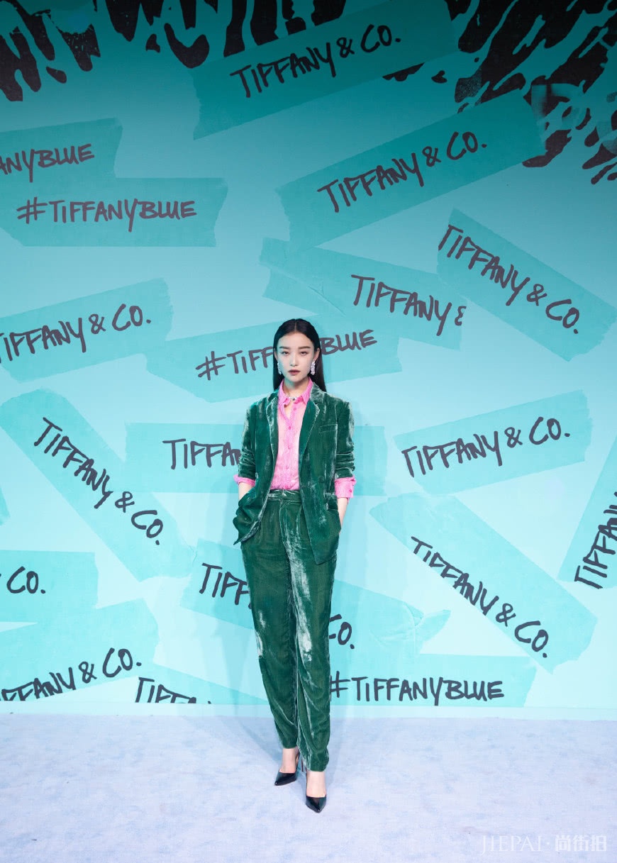 30岁倪妮气质感真好，编发造型西服搭配格子裙穿搭，少女感爆棚