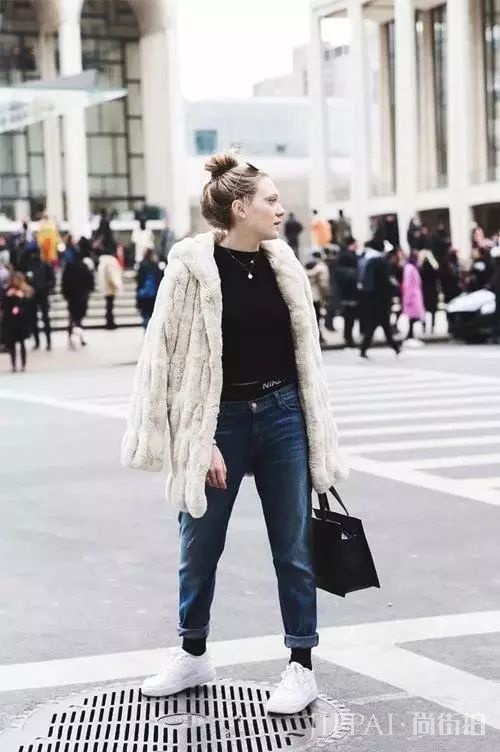 露脚踝过时了？穿运动鞋露袜子才是真时髦！