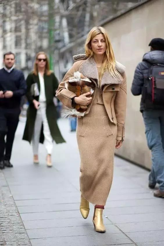 秋天穿什么颜色的衣服？把这2个颜色穿在一起就显高级