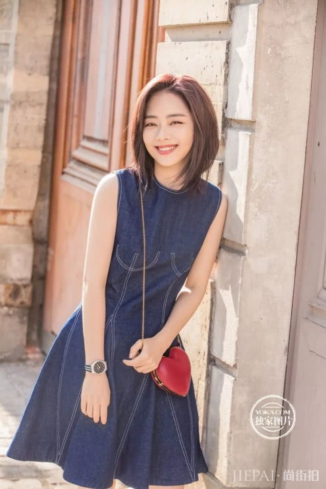 什么是时髦高级感?素有“穿搭教科书”的谭松韵在巴黎街头扭腰示范