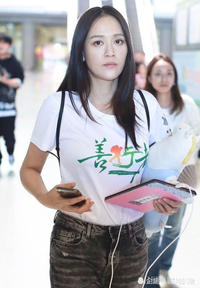 同样素颜，吴谨言同框陈乔恩，状态真的不一样