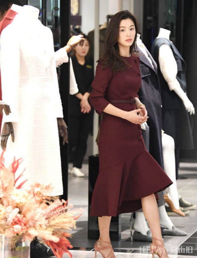全智贤一袭红色鱼尾裙亮相活动，优雅又霸气，简直是现代版千颂伊
