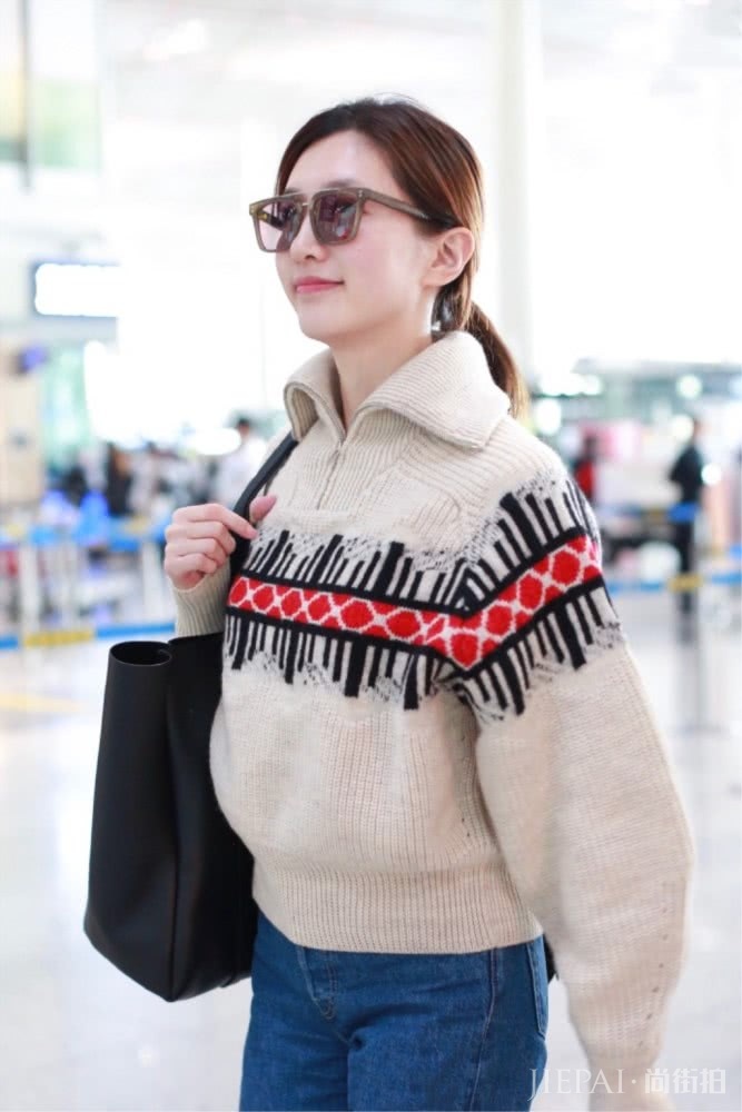江疏影现身机场,爱穿“针织衫”美丽挡不住