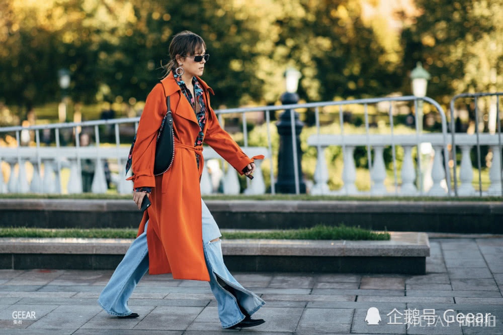 来自俄罗斯时装周的街拍搭配灵感！秋冬季的一抹亮色点缀