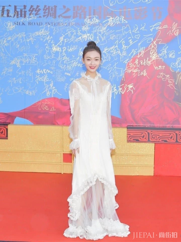 吴谨言真大胆,一袭透视薄纱裙亮相红毯,瘦就是任性!