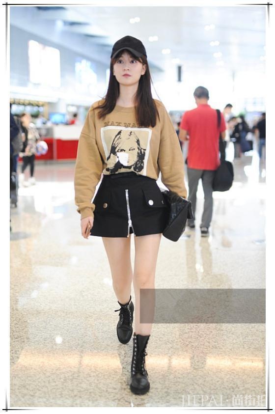 乔欣豁出去了,短裙就靠一根拉链支撑,网友:秀长腿也要有底线