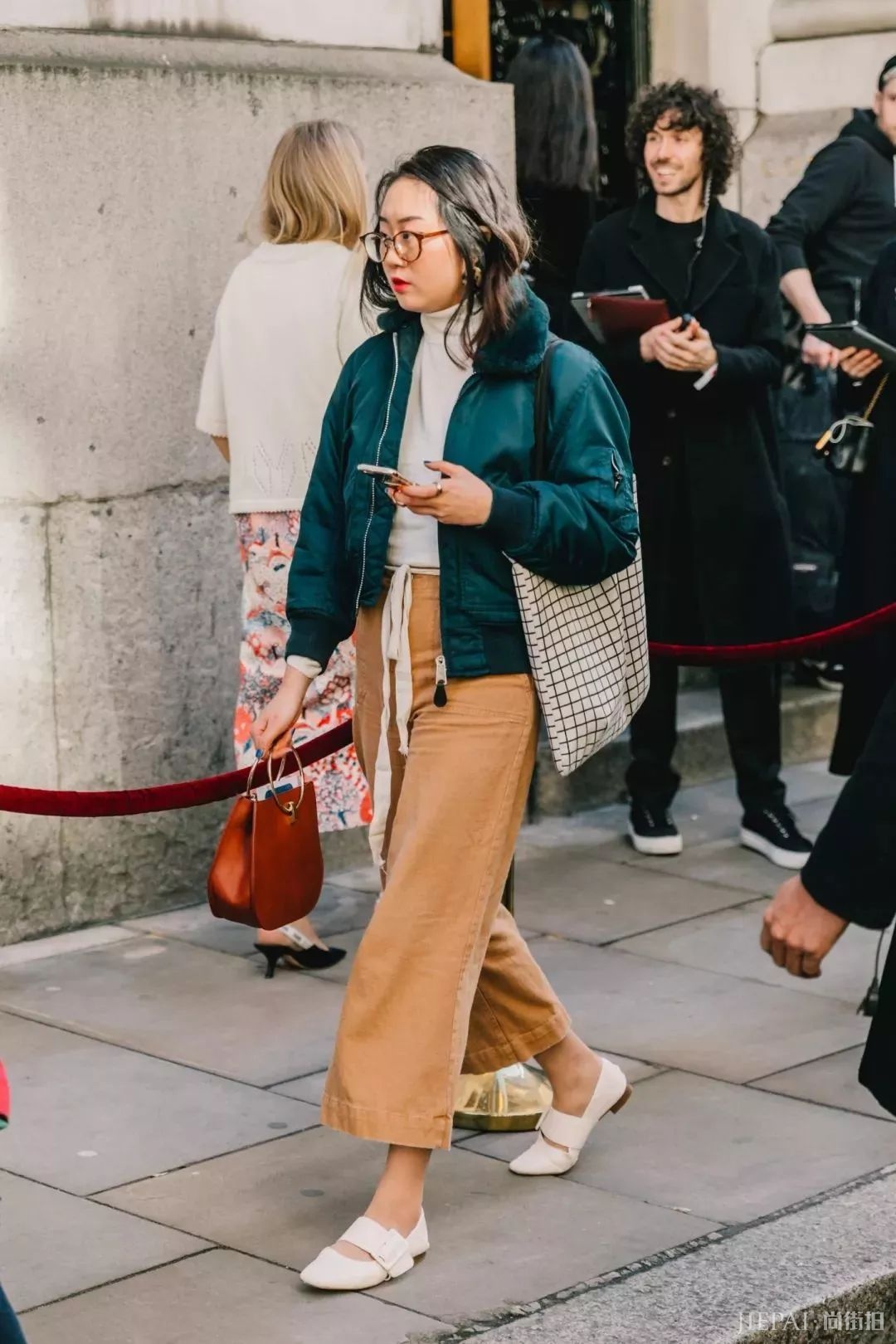 毛衣+半裙，毛衣+阔腿裤…保暖又时髦，从秋穿到冬的搭配！